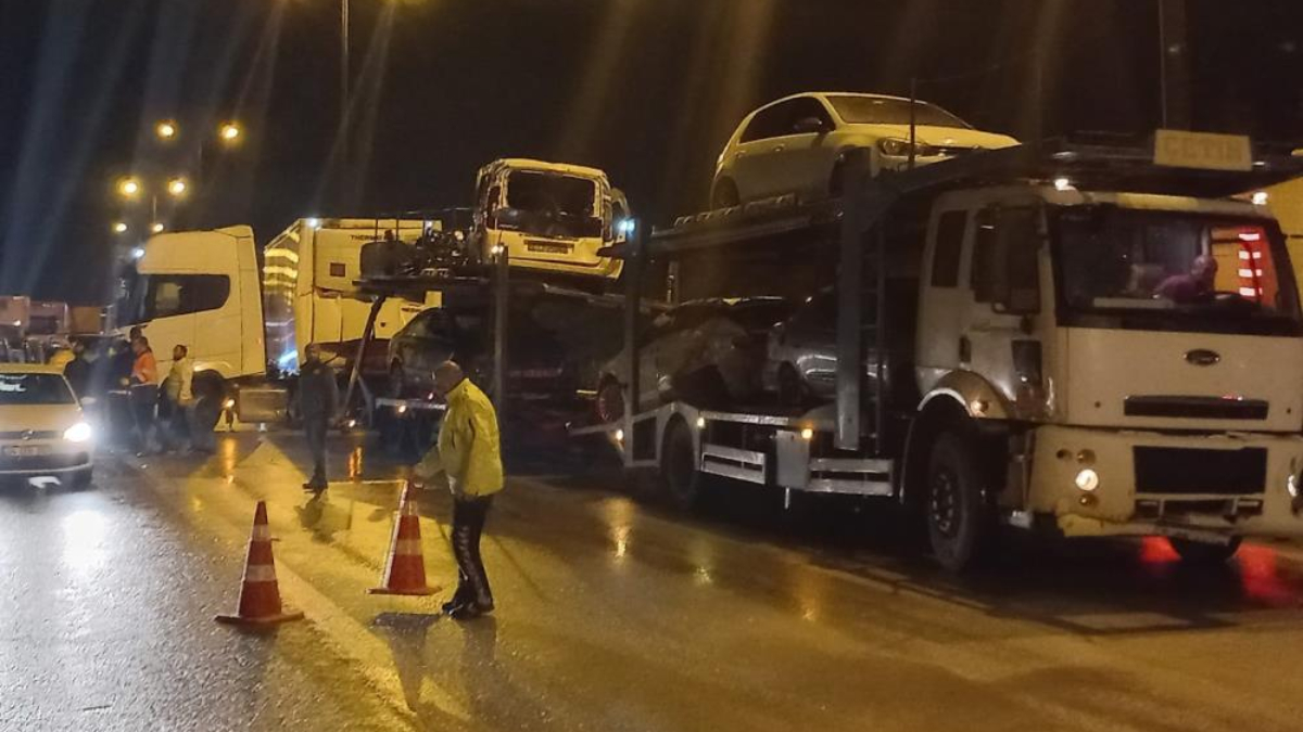 Kocaeli TEM'de kaza: Çok sayıda araç birbirine girdi