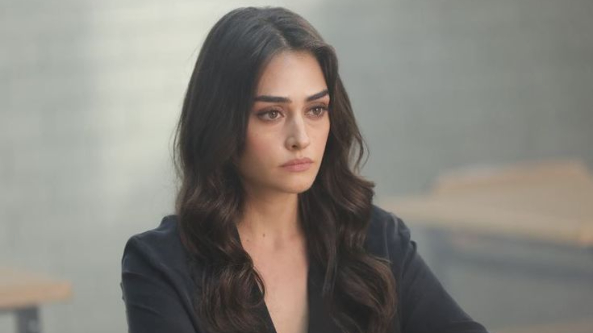 Esra Bilgiç cesur dekolteli elbisesiyle büyüledi! 'Bu güzellik gerçek mi?'