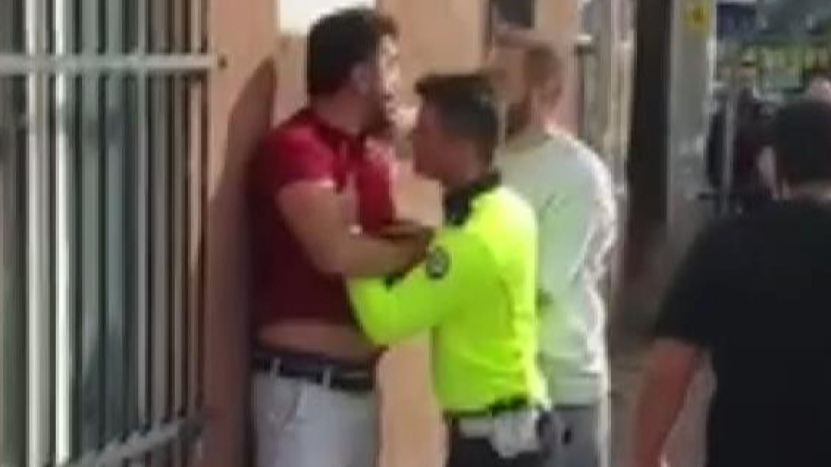 İstanbul'da derbi öncesi kapanan yoldan geçemeyen motosikletli işçileri tehdit etti