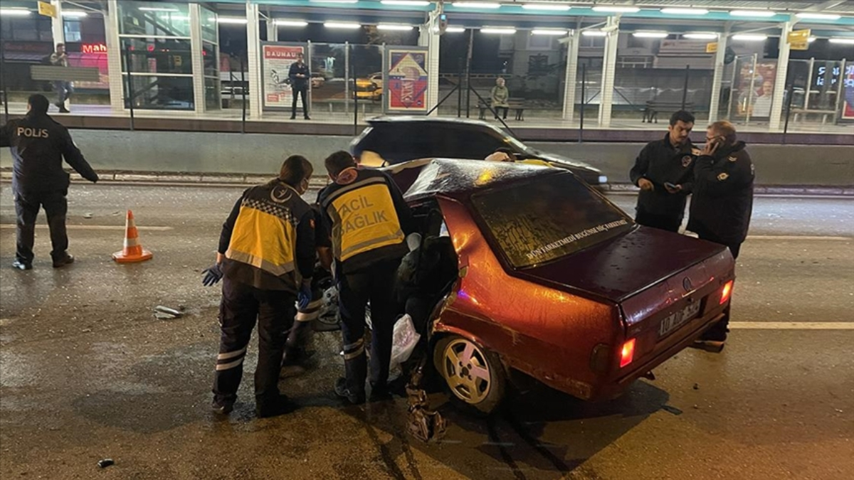 Bursaray'ın duvarına çarpan araçtaki iki kişi yaralandı