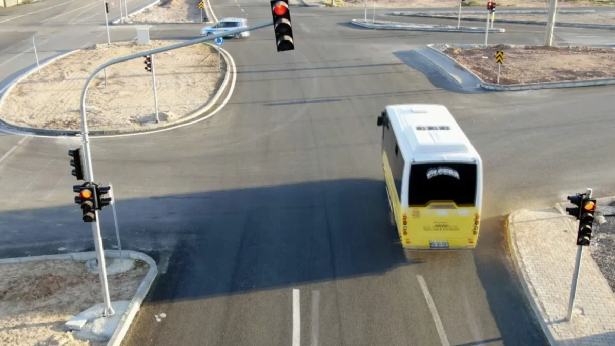 Aksaray'da kırmızı ışıkta geçen sürücüler böyle görüntülendi