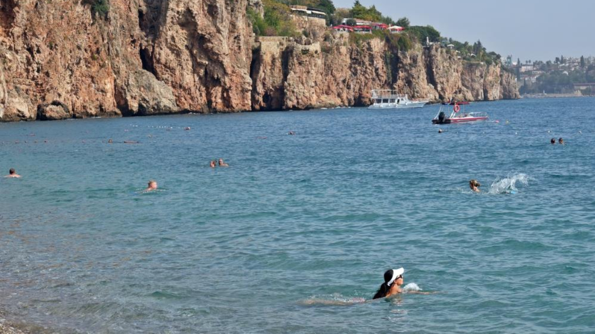 Antalya'da kasım ayında termometreler 30 dereceyi gösterdi