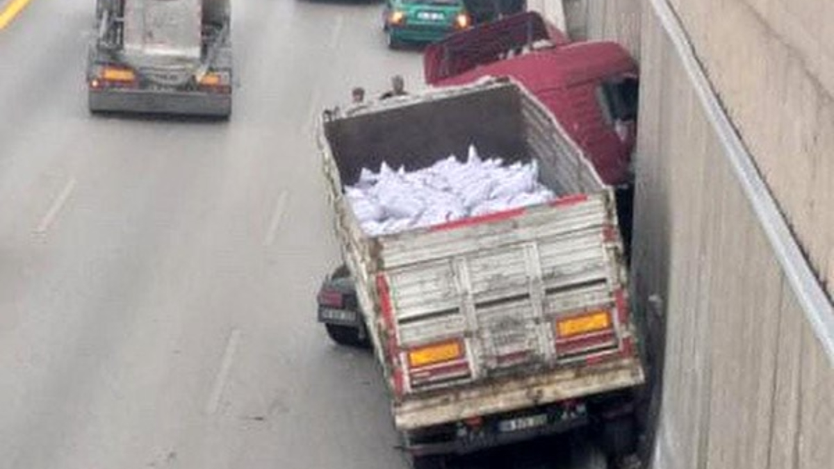 Ankara'da bir sürücü yoldaki kazayı izlerken önündeki araca çarptı