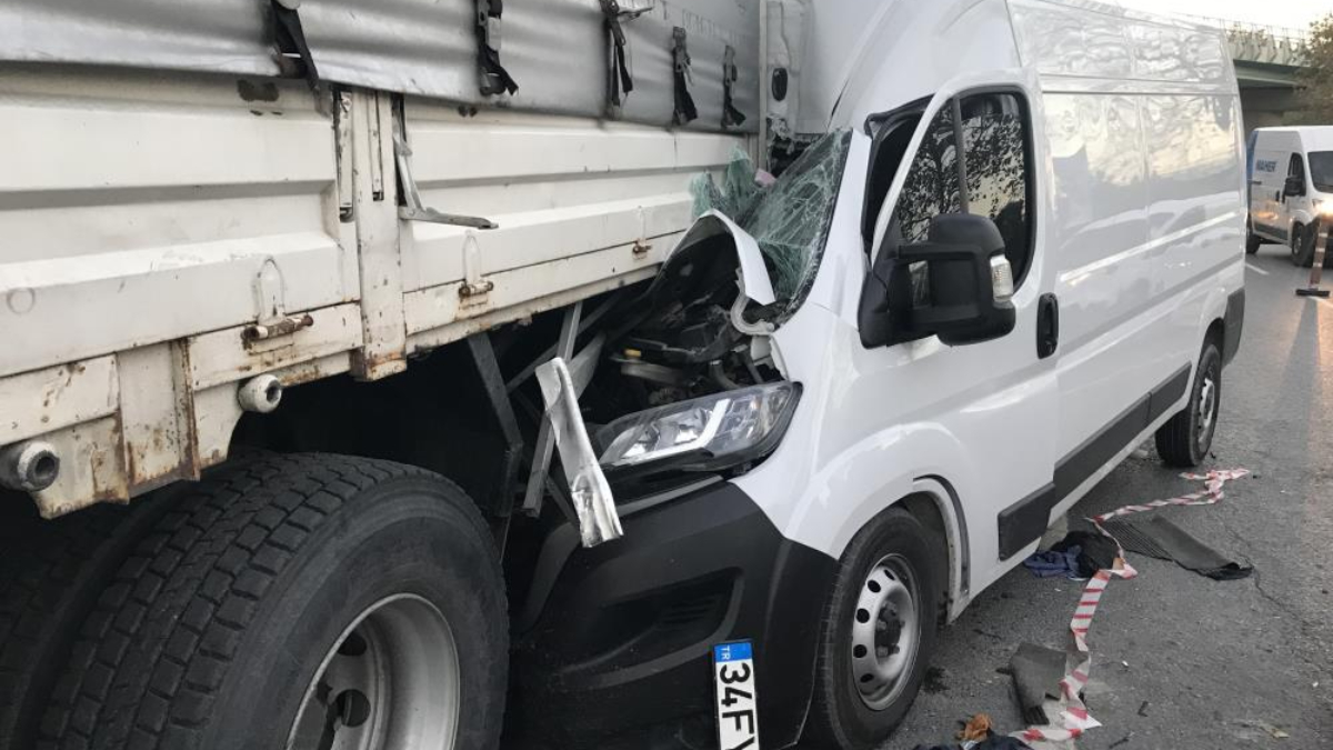 İstanbul Şişli'de kamyonun altına giren panelvanın sürücüsü ucuz kurtuldu