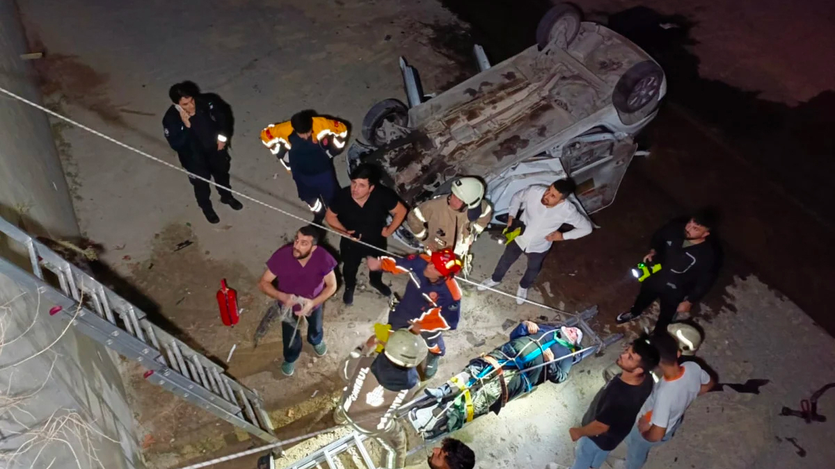 İstanbul Küçükçekmece'de kazaya karışan otomobil kanala düştü: 1 ağır 6 yaralı