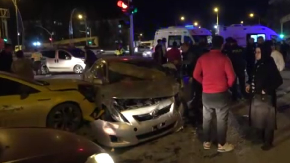 Malatya'da 3 araç birbirine girdi: 5 yaralı