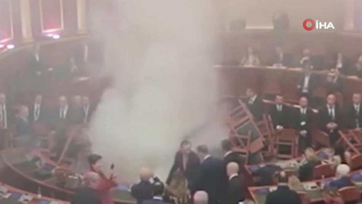 Arnavutluk Parlamentosu'nda eylem! Muhalif milletvekilleri sis bombası attı