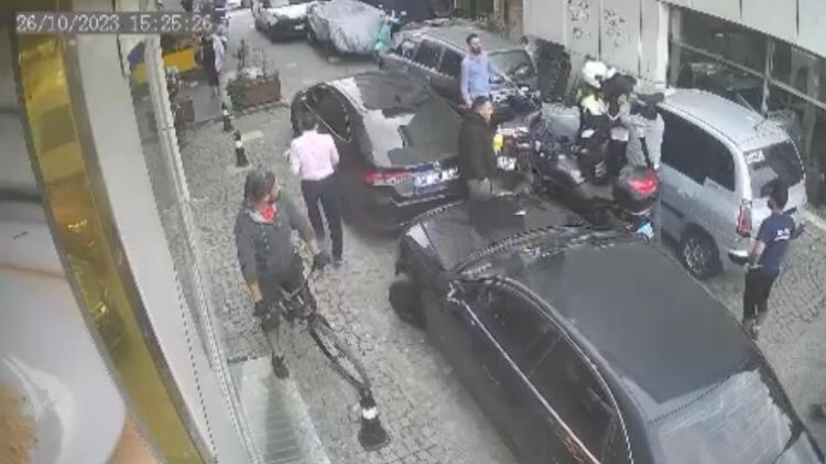 İstanbul'da polisten kaçan gencin dayak yeme anları