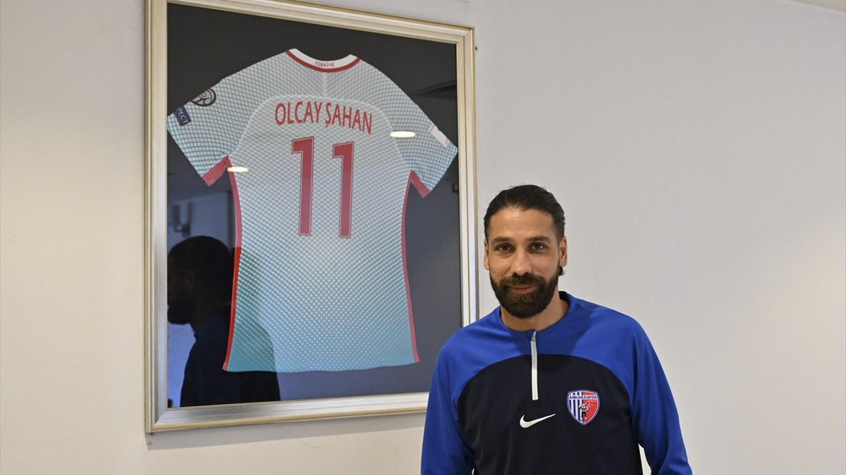 Olcay Şahan, genç futbolculara tecrübelerini aktarıyor