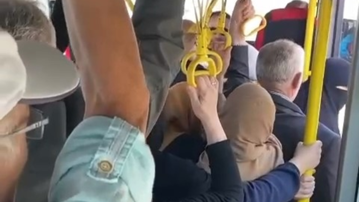 Bursa'da otobüs dolunca tepki gösteren şoför hareket etmedi