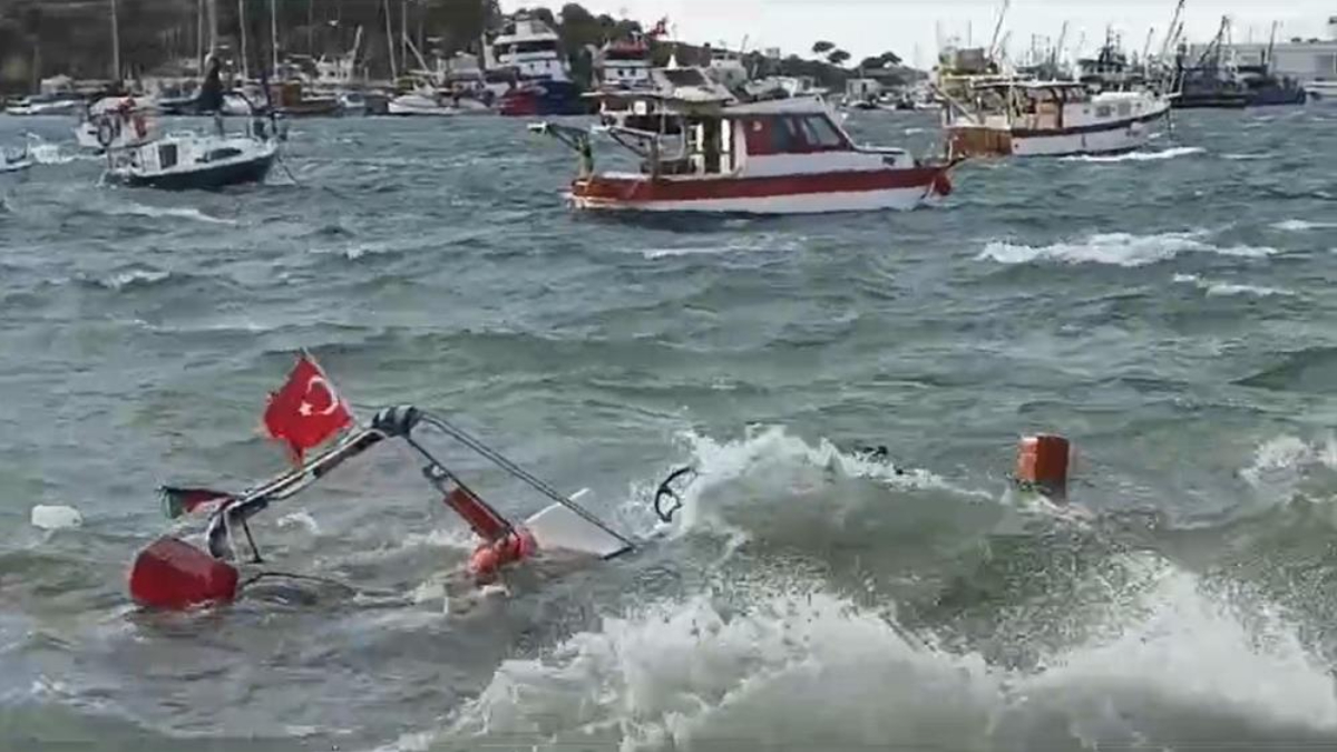 İzmir'de fırtına balıkçı teknelerini batırdı