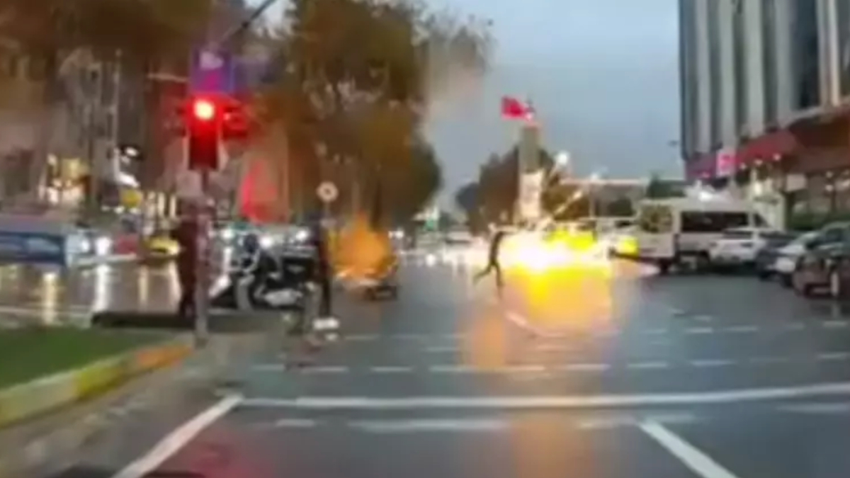 İstanbul Sultangazi'de gençlerin havai fişek sürprizi paniğe yol açtı