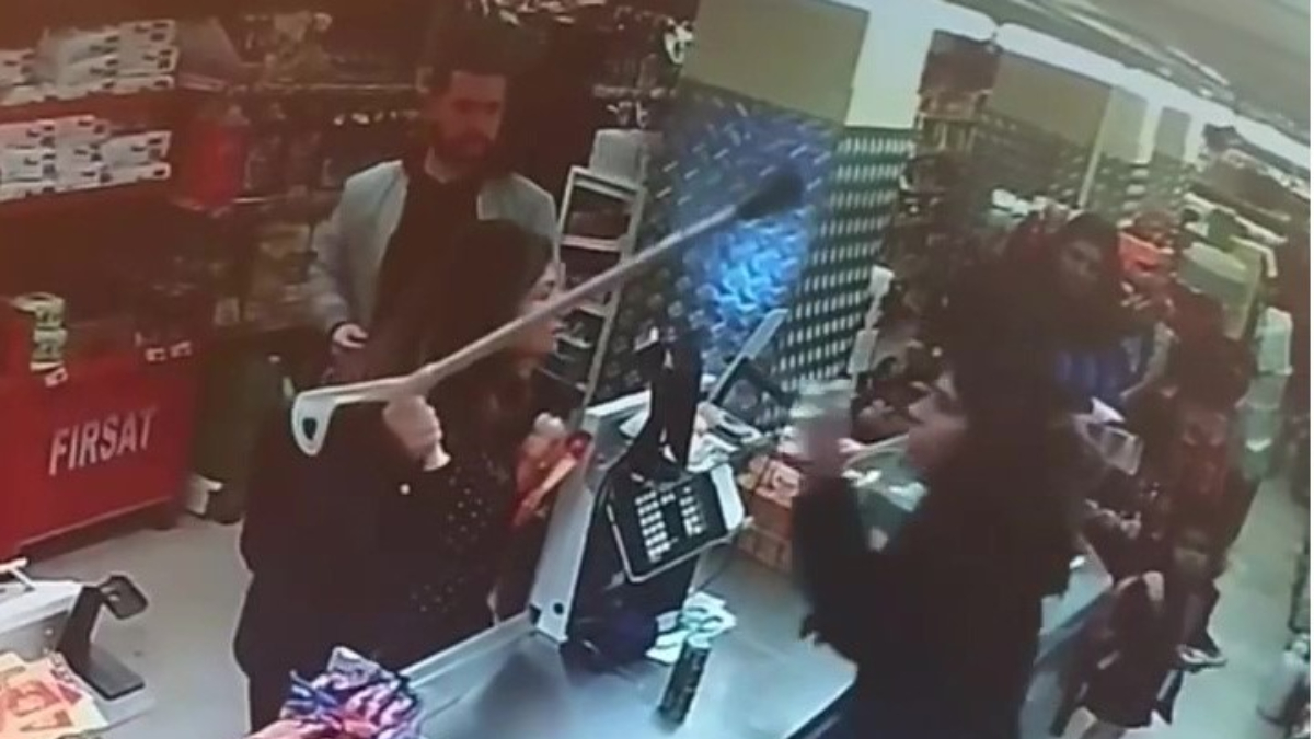 İstanbul'da markette fiyat tartışması! Kasiyere koltuk değneğiyle vurdu