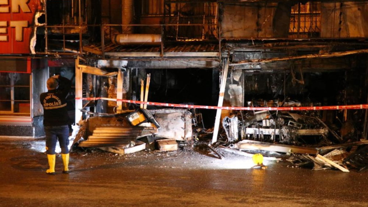 İzmir'de iş yeri küle döndü! Kundaklama iddiası gündemde