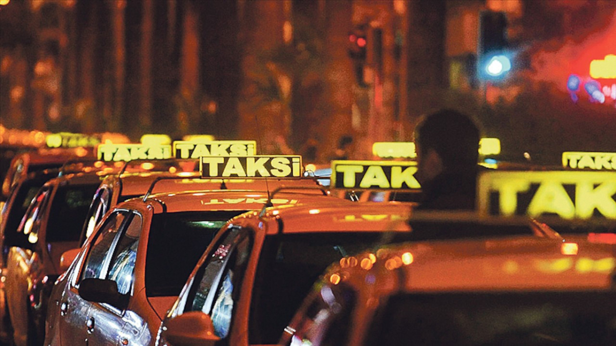İstanbul'da taksi çilesi bitmiyor! Öyle bir şey yaptı ki... Türk yolcu şaşkın