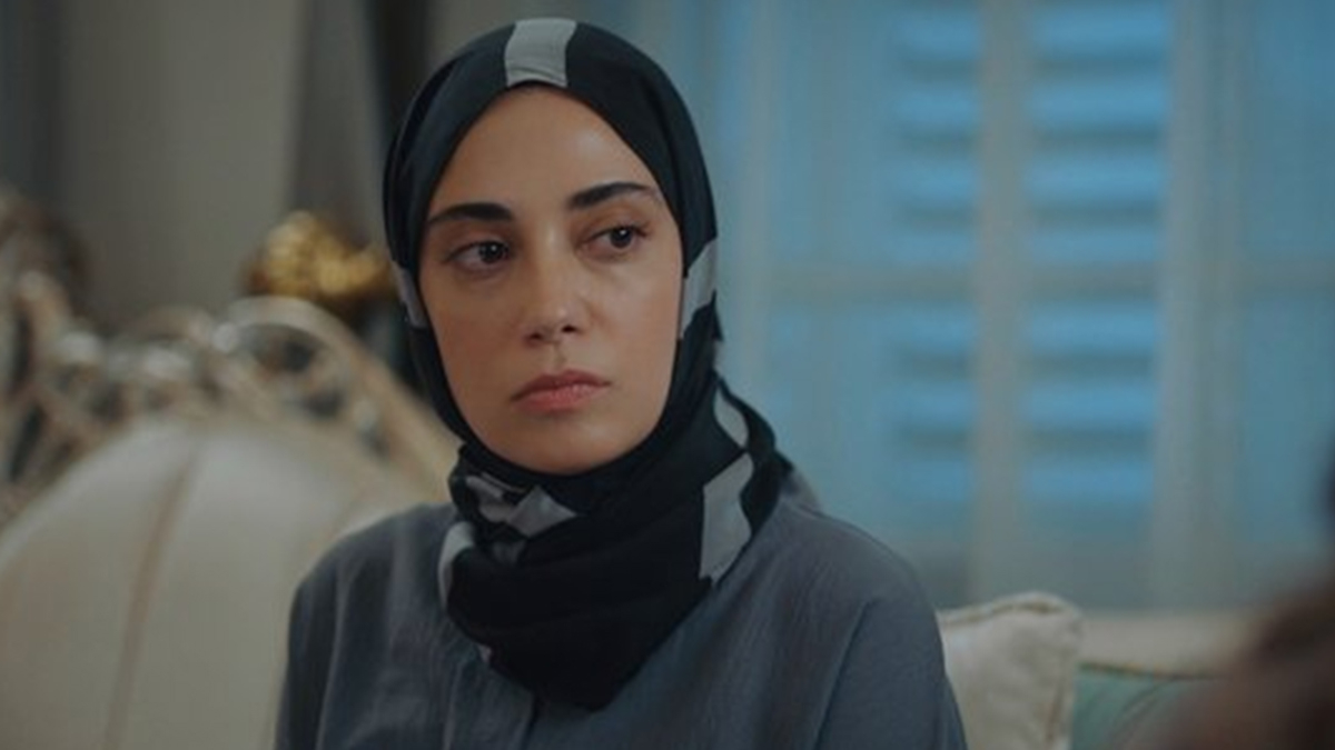 Kızılcık Şerbeti'nin Nursema'sı bacak dekoltesiyle kasıp kavurdu! "Pinko kızacak"