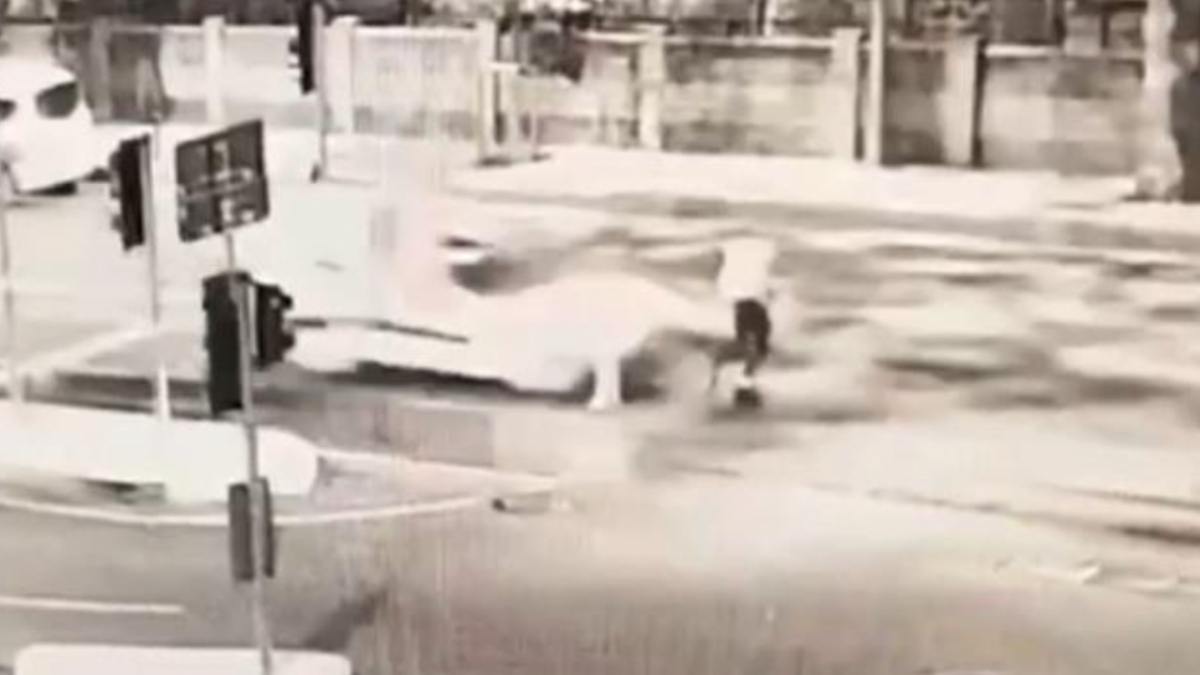 İstanbul'da feci kaza! Polise çarpıp kaçtı