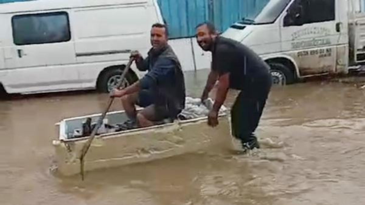 Antalya'da sokaklar göle döndü! Buzdolabından tekne yapıldı...