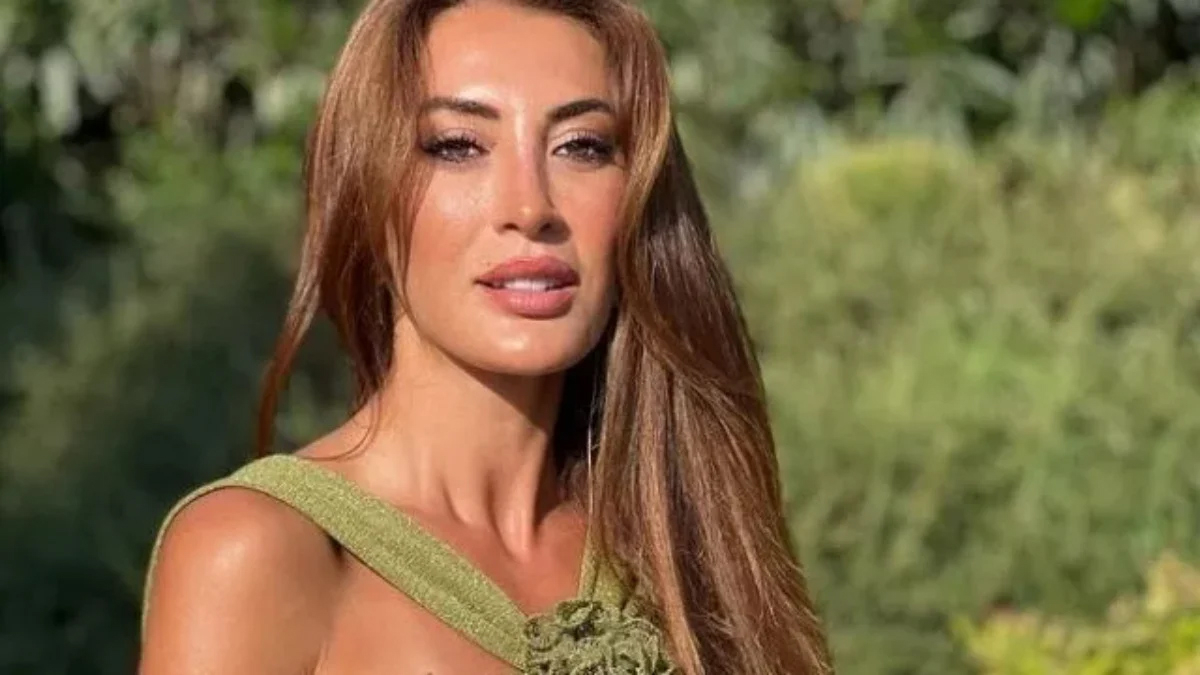 Sırt dekoltesiyle mest etti! Merve Oflaz’dan yürek yakan pozlar “Yanacaksak yanalım”