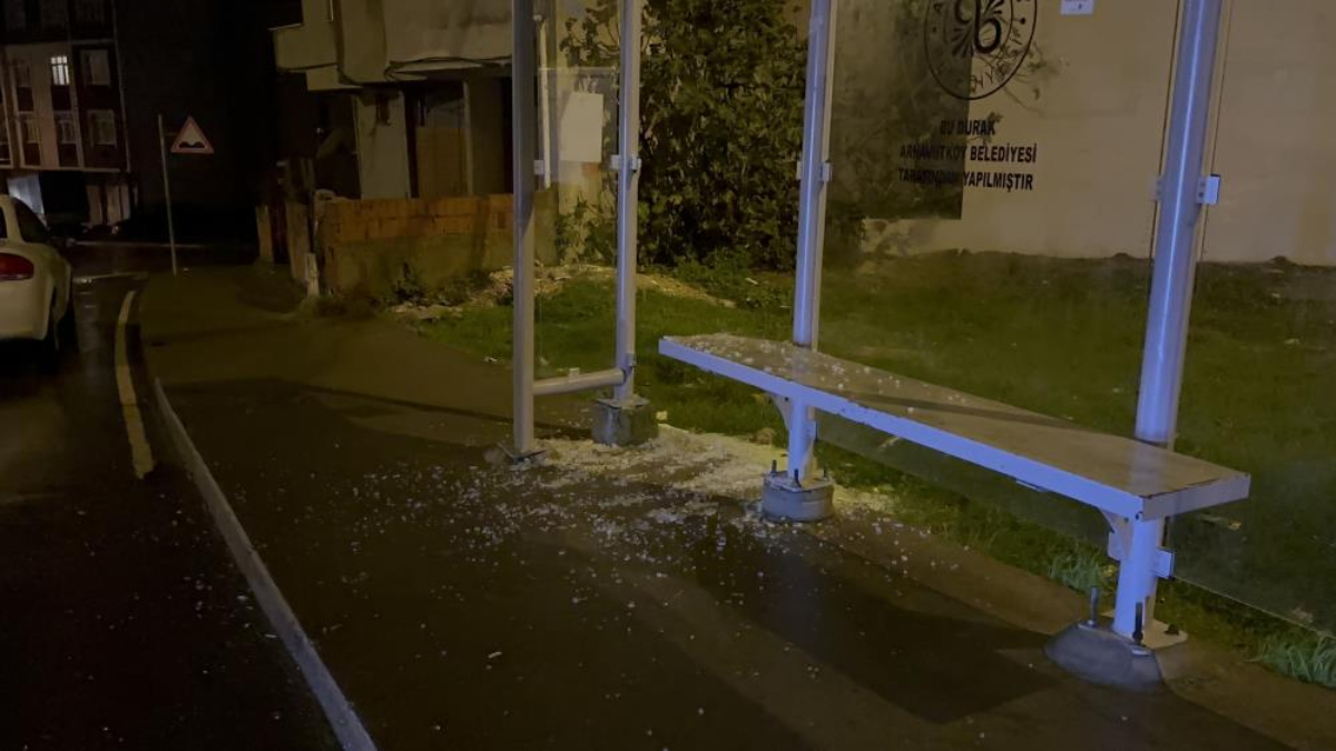 İstanbul'da kan donduran olay! Otobüs durağında kurşun yağmuru...