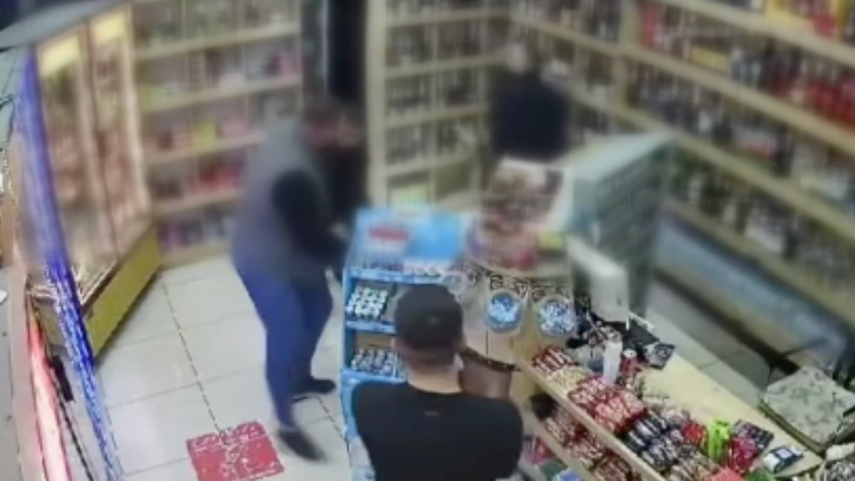 İstanbul Esenyurt'ta tekel bayisinde silahlı saldırının görüntüleri ortaya çıktı
