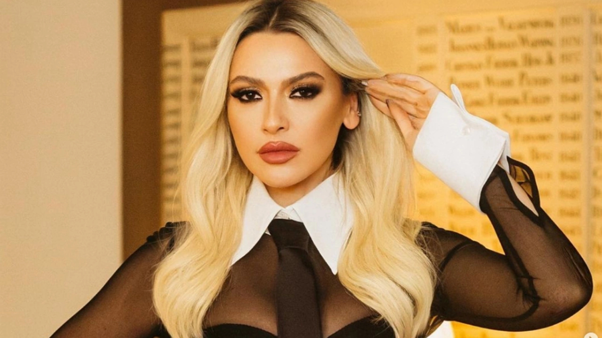 Hadise'den dikkat çeken açıklama! Fanı olduğu diziyi duyurdu...