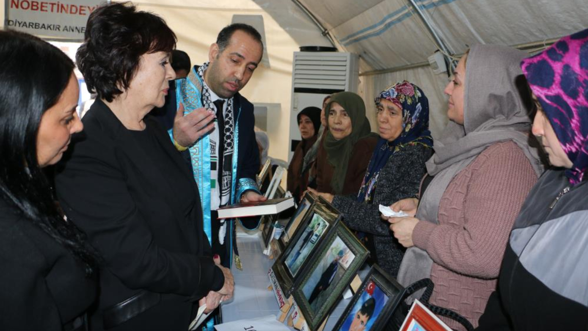 Sanatçı Hülya Koçyiğit'ten Diyarbakır annelerine ziyaret