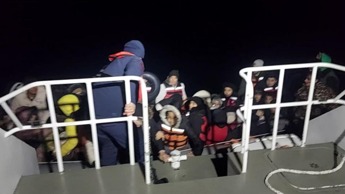Balıkesir'de Yunanistan'a kaçmak isteyen 27'si çocuk 68 kaçak göçmen yakalandı