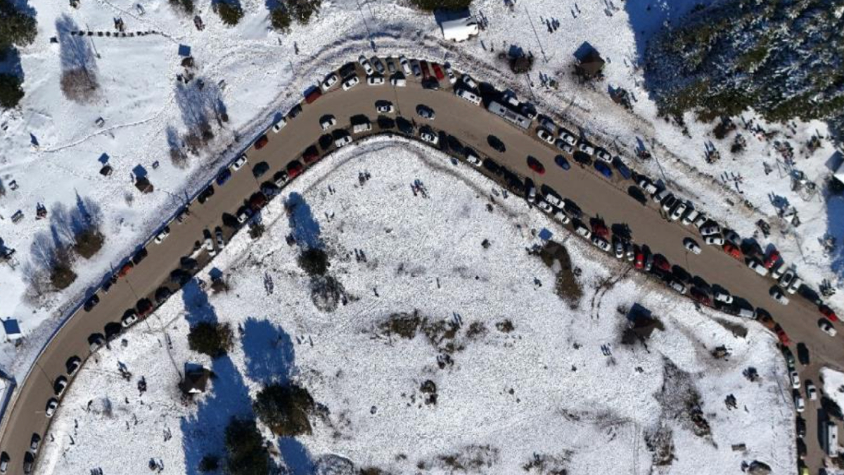 Uludağ'da hafta sonu yoğunluğu: Araçlar metrelerce kuyruk oluşturdu