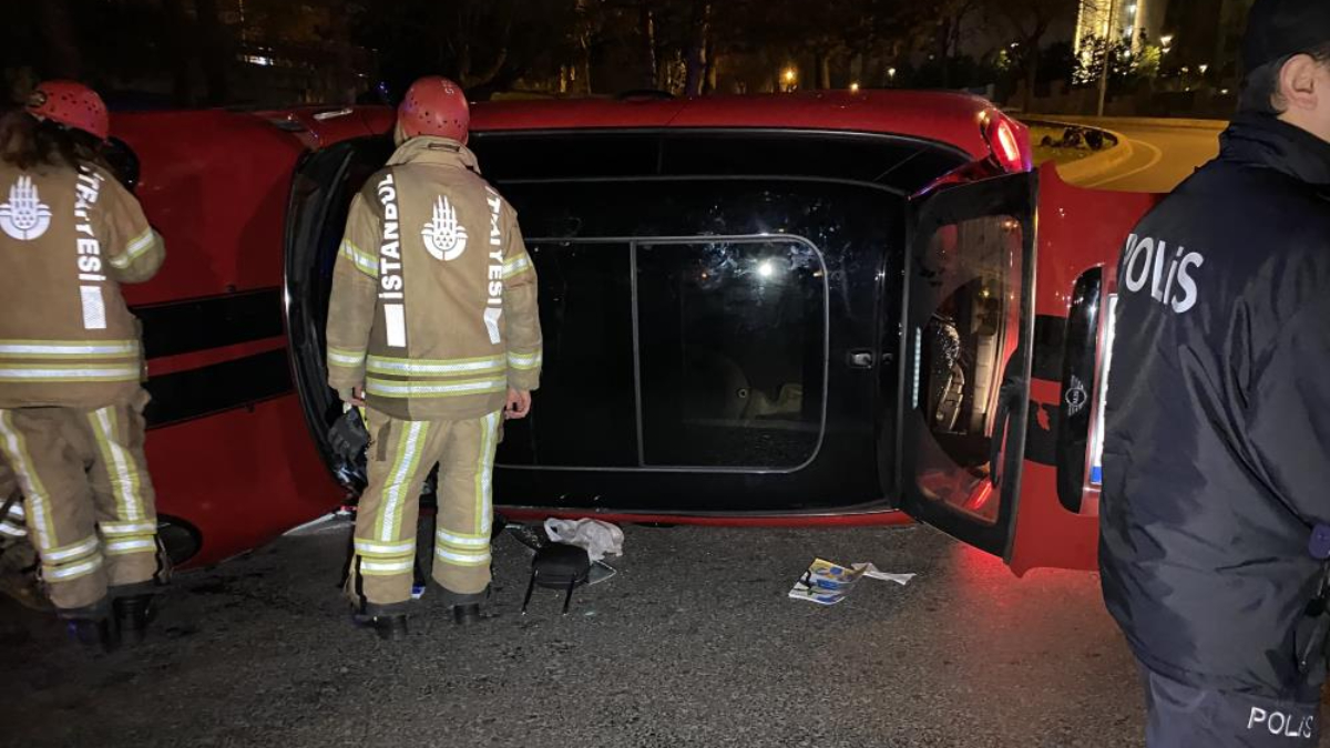 İstanbul Bakırköy'de refüje çarparak yan yatan otomobilin sürücüsü yaralandı
