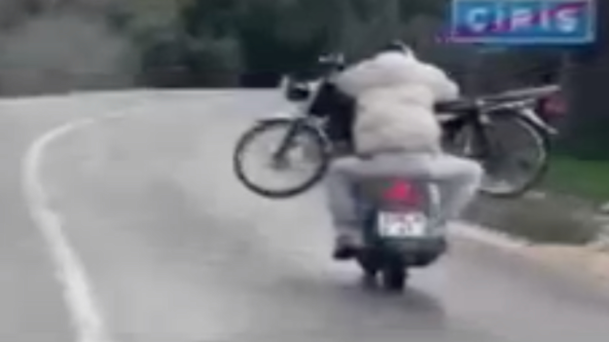 Mersin'de kucağında motosikletle yolculuk eden sürücü trafik korkuttu