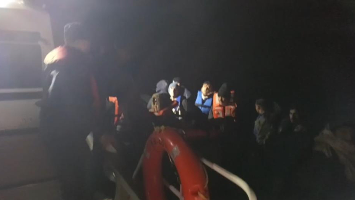 İzmir'de düzensiz göçmen operasyonu: 15'i çocuk 42 kaçak yakalandı