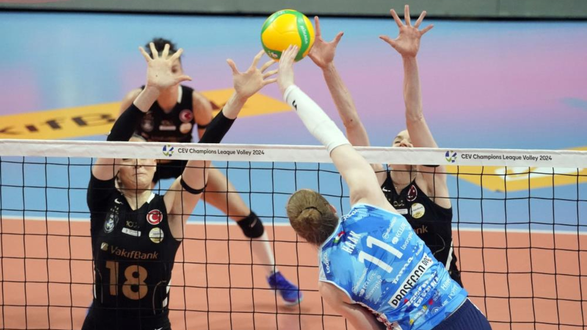 VakıfBank çeyrek final ilk maçında mağlup oldu