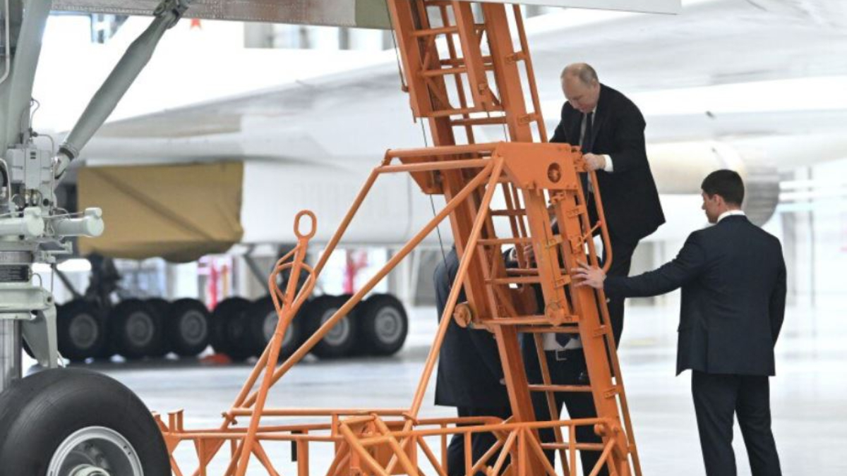 Vladimir Putin, Tu-160M bombardıman uçağının kokpitini inceledi