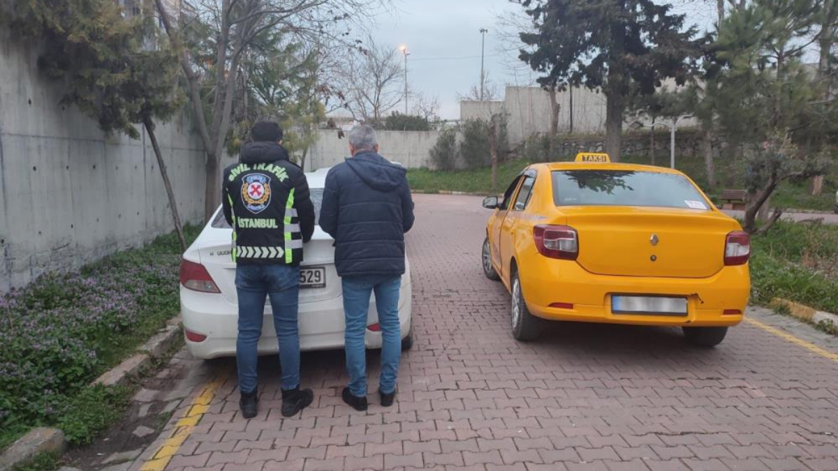 İstanbul'da yayalara ayrılan kaldırımı yol yaptı: Taksi sürücüsüne ceza kesildi