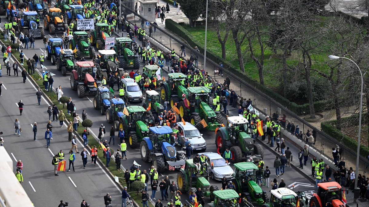 İspanya'da çiftçi isyanı: Madrid'de traktörlerle eylem yaptılar