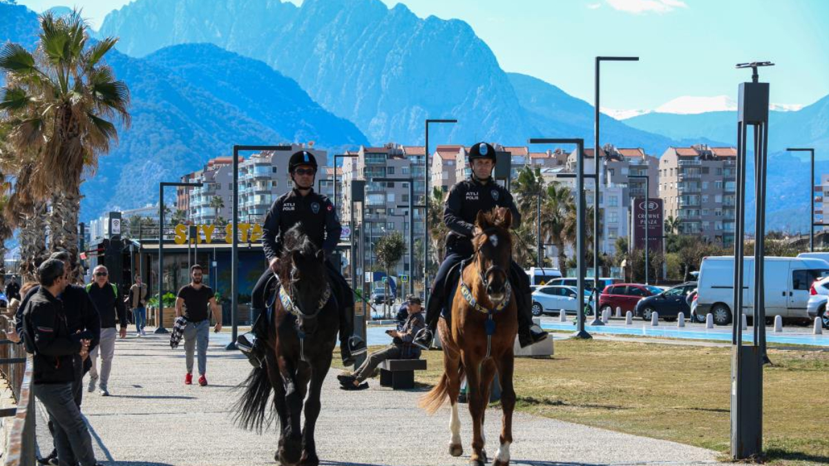 Antalya Konyaaltı'nda güvenlik atlı polislere emanet: İlgi yoğun