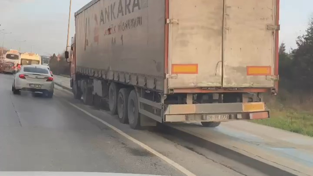 İstanbul'da tır sürücüsü kaldırımda ilerledi! Cezadan kaçamadı