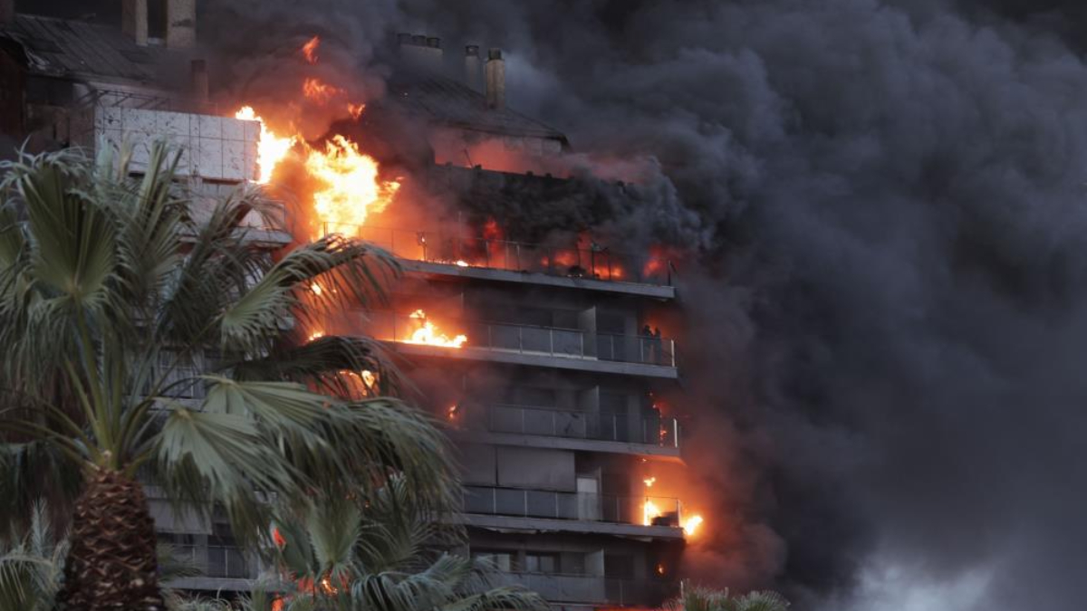 İspanya'da yangın faciası: 14 katlı bina alevlere teslim oldu