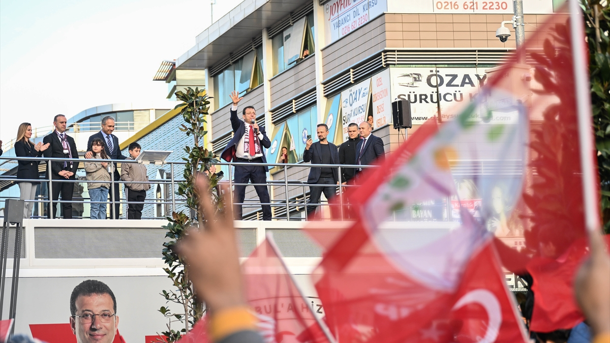 İBB Başkanı İmamoğlu'nun mitinginde DEM Parti'nin bayrakları sallandı