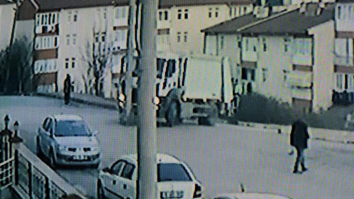 Karabük'te çöp kamyonu elektrik direğine çarptı: İşçiler son anda kurtuldu