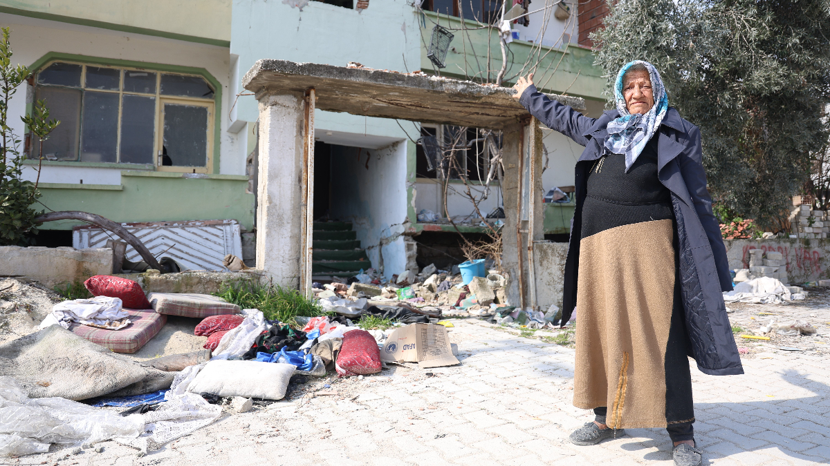 Hatay'da depremzede kadınının evinden demirleri çalıp darbettiler