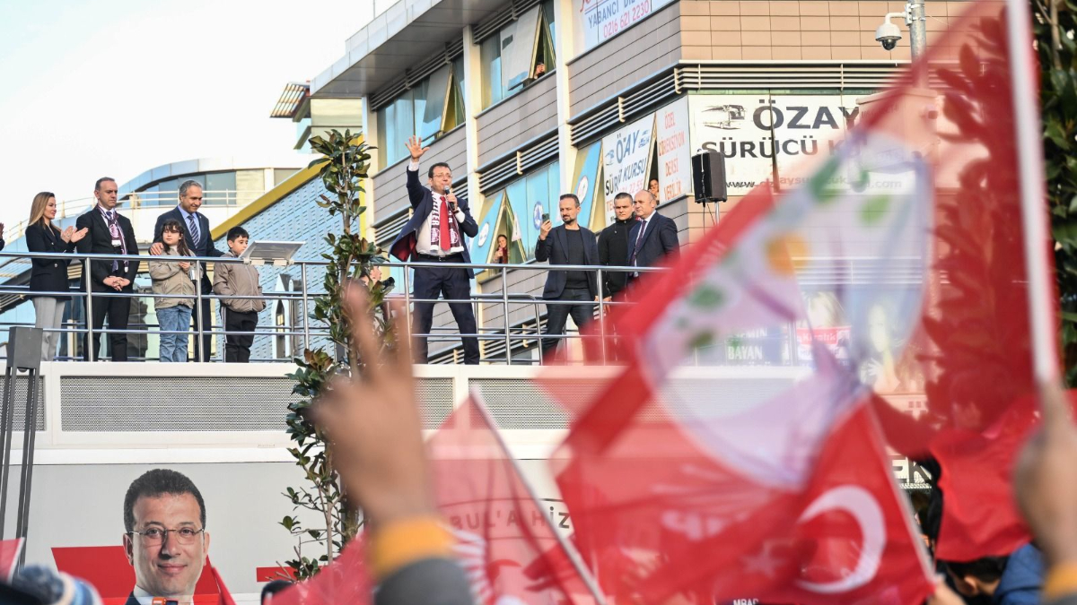 Ekrem İmamoğlu'nun mitinginde sallanan DEM Parti bayrakları kameraya yansıdı