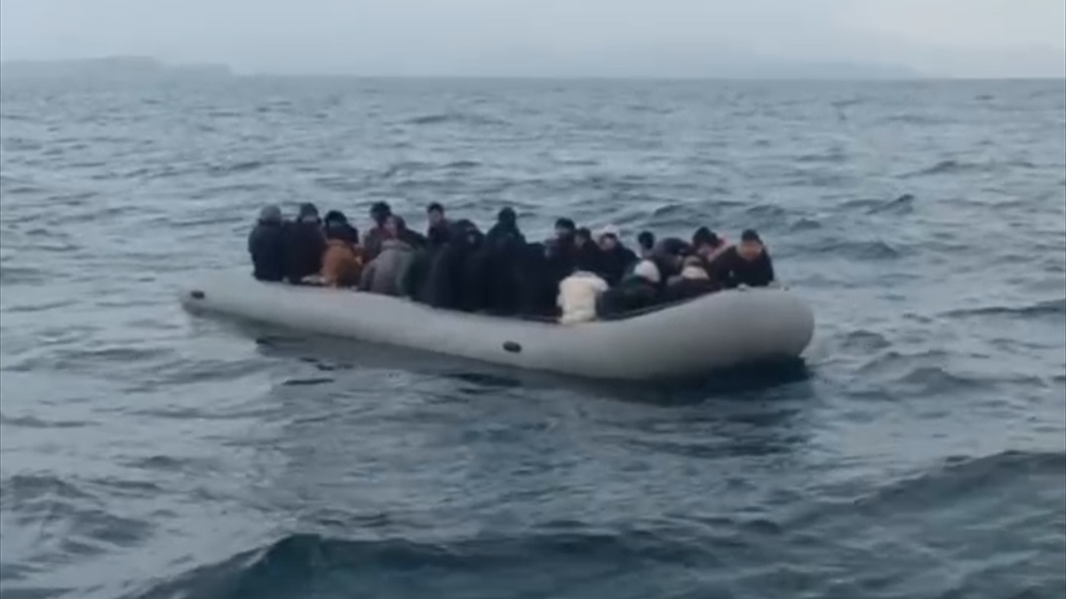 Ayvalık Sahil Güvenliği, lastik botlarda 110 göçmeni yakaladı