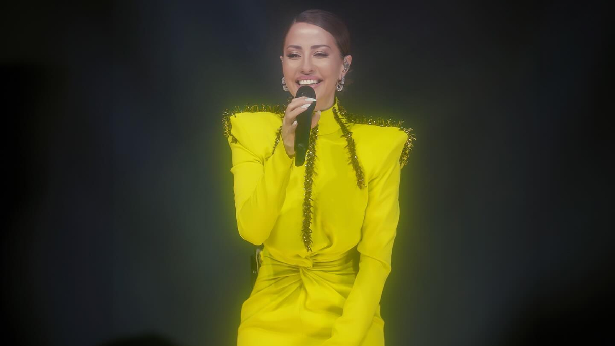 Derya Uluğ konserinde Fenerbahçelilerden Galatasaray'a küfür iddiası! Ünlü şarkıcıdan açıklama geldi