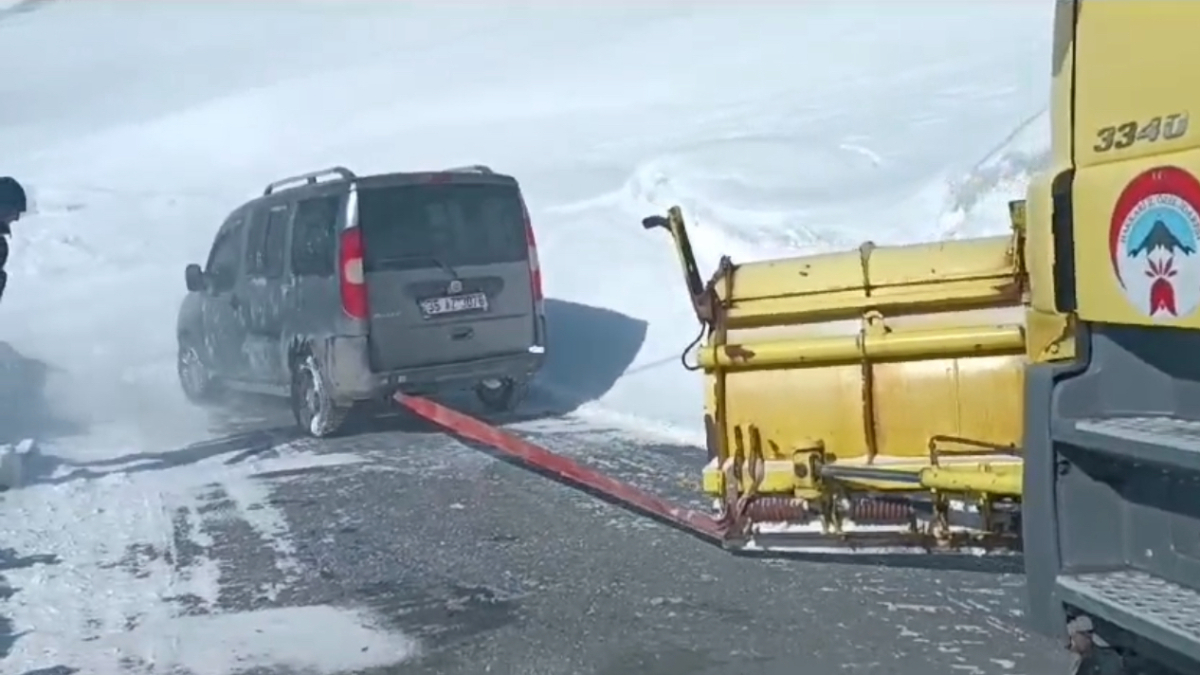 Hakkari'de kar yağışı etkili oldu: Araçta mahsur kalan 2 kişi kurtarıldı
