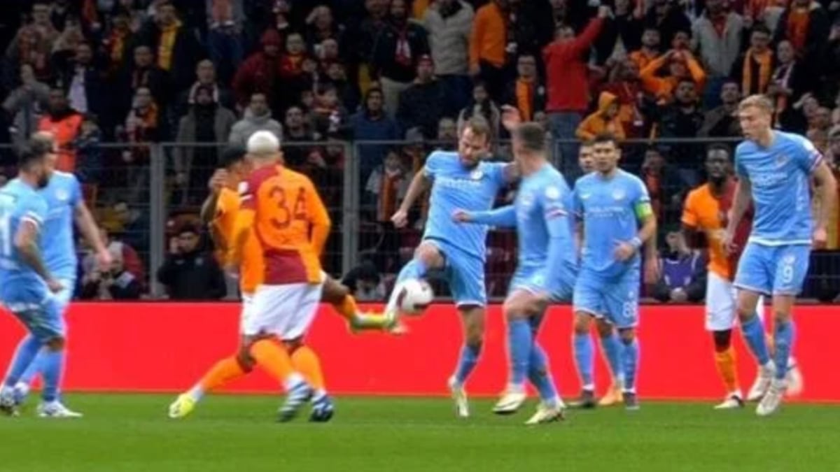 Var uyardı! Galatasaray, Antalyaspor karşısında penaltı kazandı