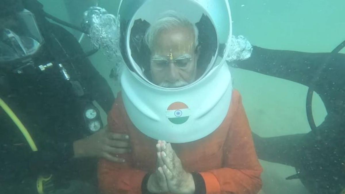 Hindistan Başbakanı Modi, su altında dua etti