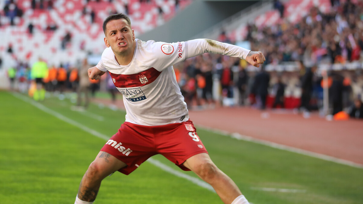 Rey Manaj, golleriyle Sivasspor'u sırtlıyor