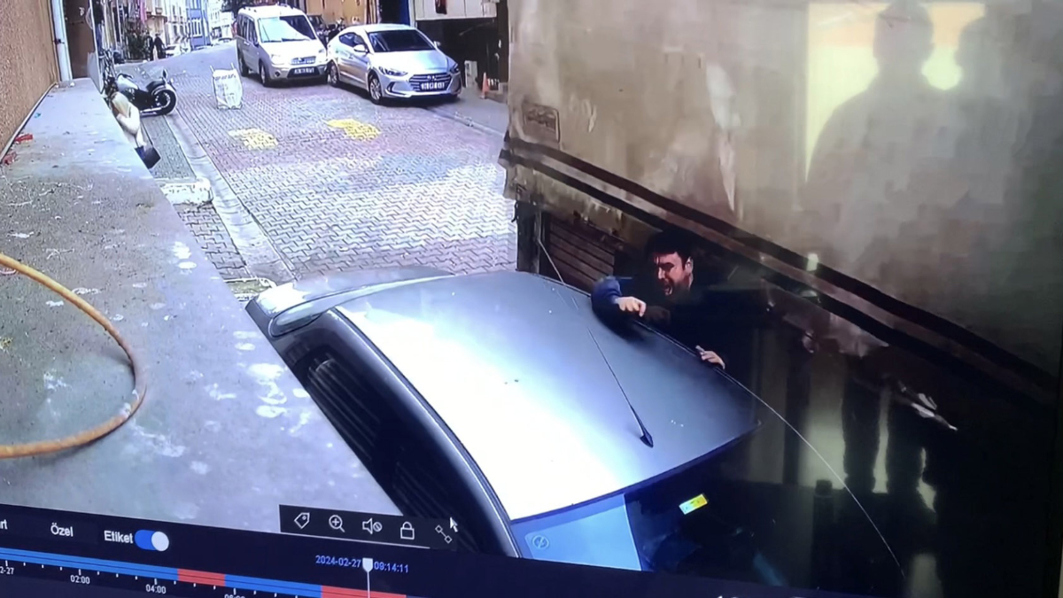 İstanbul'da kamyoneti durdurmaya çalışırken iki araç arasında kaldı
